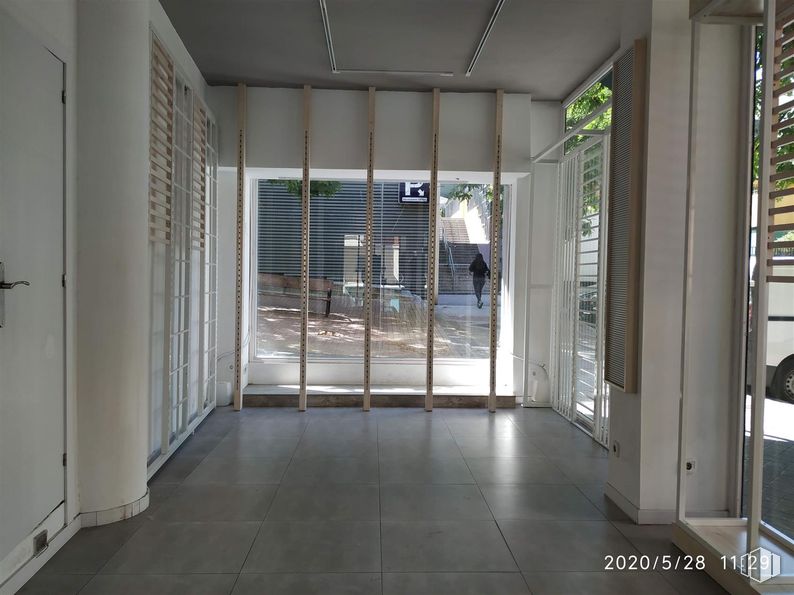 Retail for rent at Calle Ponferrada, 22, Fuencarral - El Pardo, Madrid, 28029 with floor, flooring, door, composite material, glass, metal, home door, tile flooring, concrete and shade around