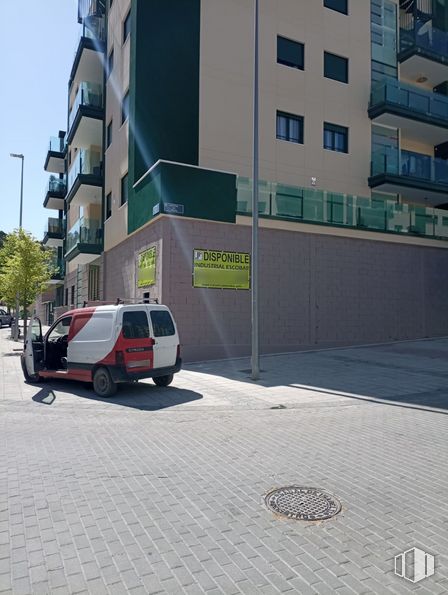 Retail for rent at Avenida Haya, Arganda del Rey, Madrid, 28500 with van, building, automotive parking light, tire, wheel, property, car, vehicle, window and street light around