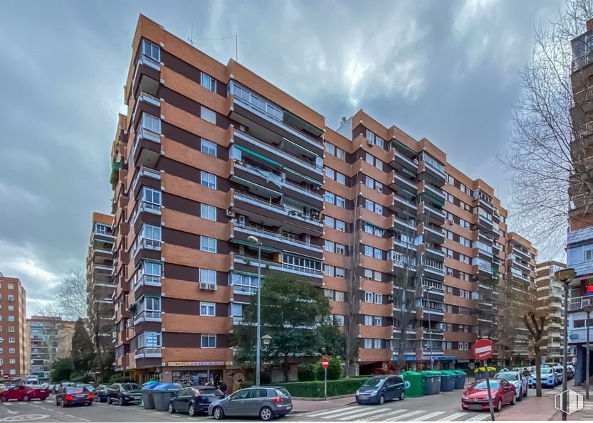 Local en alquiler en Calle Calderón de la Barca, 10, Alcalá de Henares, Madrid, 28805 con coche, edificio, nube, cielo, vehículo terrestre, propiedad, rueda, vehículo, ventana y neumático alrededor