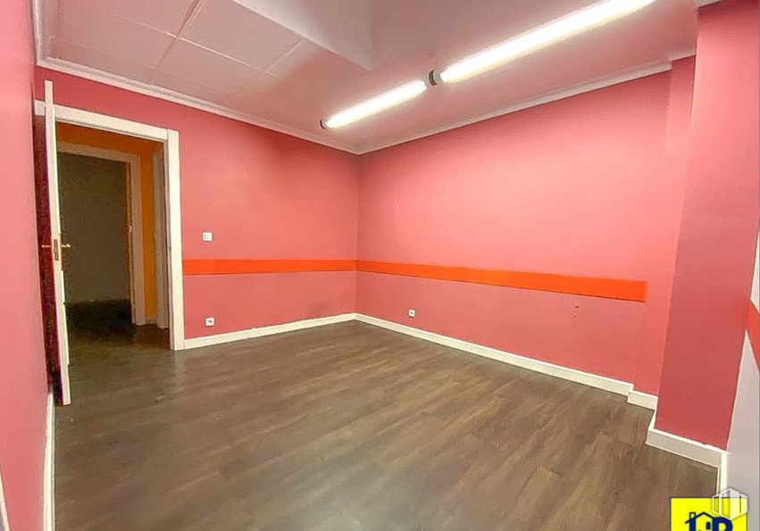 Retail for rent at Zona Centro, Cuenca, 16004 with lighting, property, fixture, wood, hall, paint, interior design, floor, wall and building around