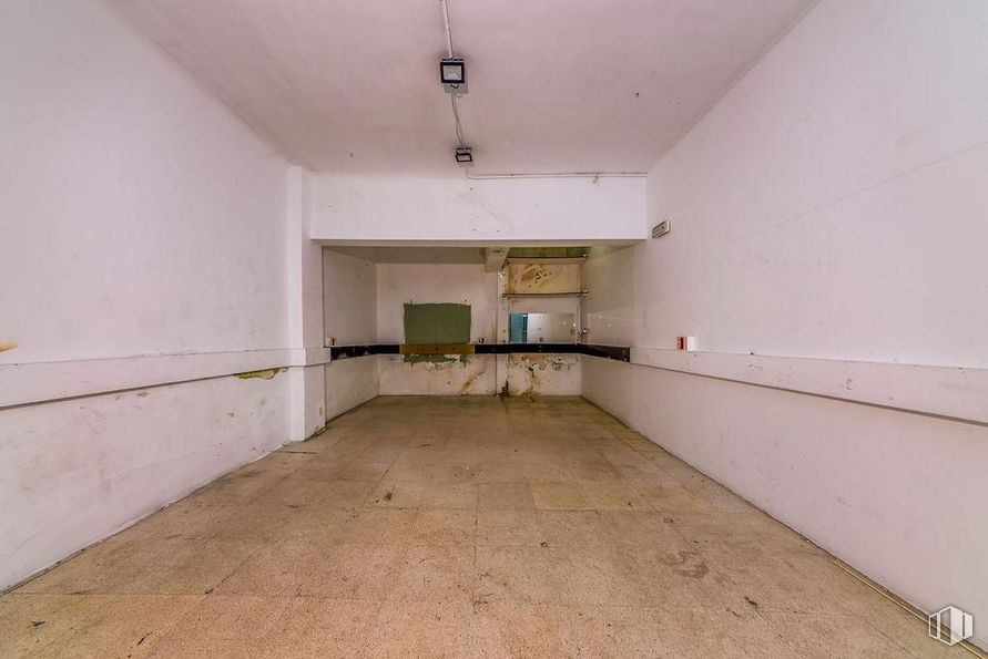 Retail for sale at Calle Ferroviarios, Usera, Madrid, 28026 with fixture, wood, flooring, floor, hall, building, hardwood, beige, ceiling and concrete around