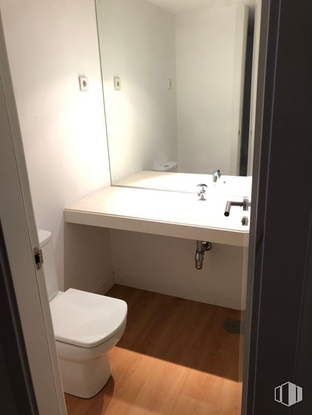 Oficina en alquiler en Edificio Alius, Calle Arquímedes, 2, Leganés, Madrid, 28914 con espejo, propiedad, arreglo de tubería, grifo, accesorio, lavabo del baño, baño, líquido, fregadero y suelo alrededor