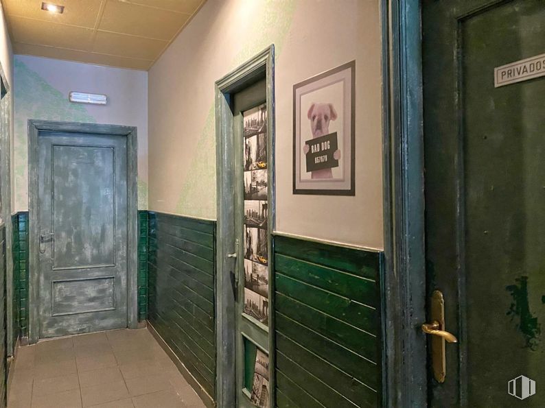 Retail for rent at Zona centro, Mora, Toledo, 45400 with door, door handle, property, fixture, wood, picture frame, handle, flooring, gas and home door around