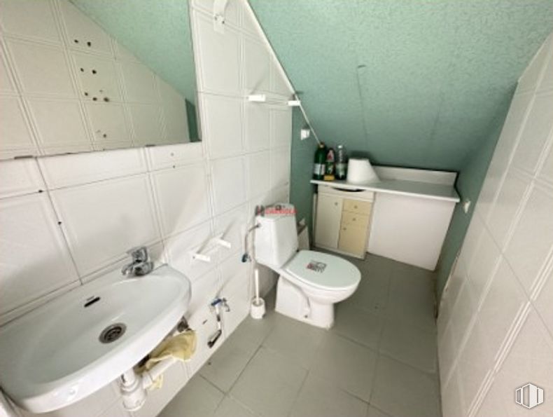 Retail for rent at Zona centro, La Torre de Esteban Hambrán, Toledo, 45920 with toilet, sink, bathroom sink, tap, plumbing fixture, toilet seat, building, bathroom, purple and interior design around