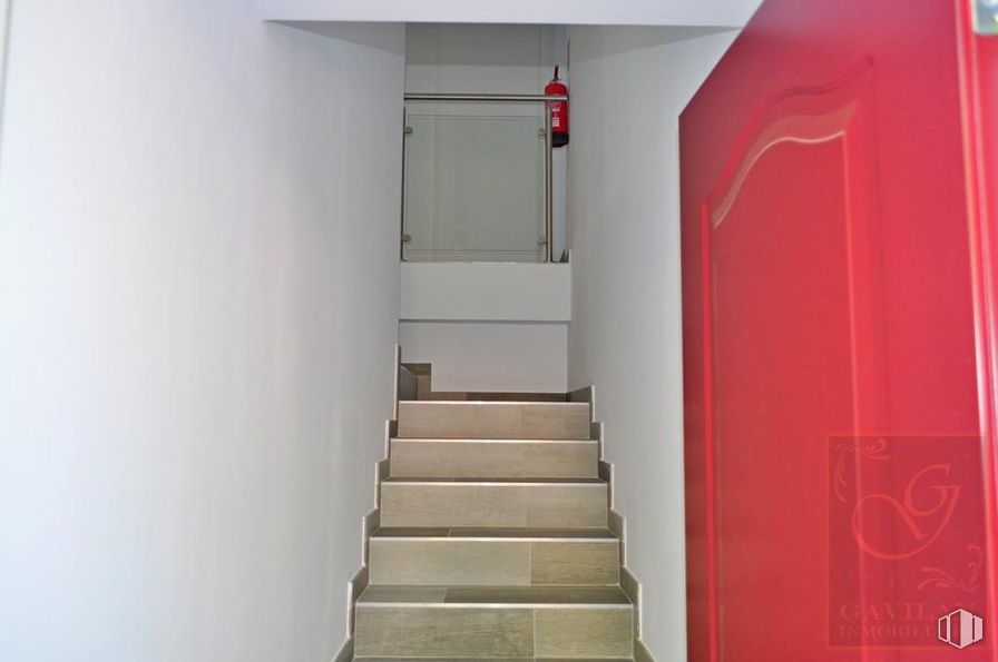 Local en alquiler en Calle Peñuelas, Daganzo de Arriba, Madrid, 28814 con edificio, escaleras, accesorio, madera, diseño de interiores, pintura, piso, propiedad material, suelo y gas alrededor