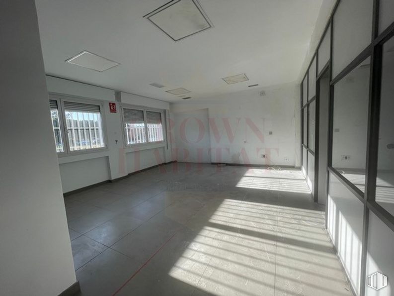 Nave en alquiler en Calle Moraleja de Enmedio, 10, Móstoles, Madrid, 28938 con ventana, edificio, propiedad, accesorio, pasillo, diseño de interiores, piso, suelo, casa y madera alrededor