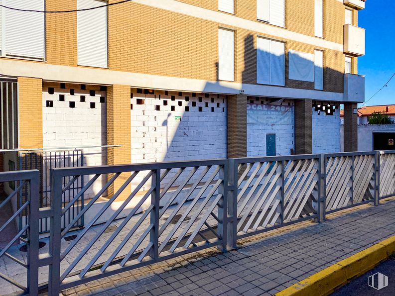 Retail for rent at Calle Muro, 2, Cabanillas del Campo, Guadalajara, 19171 with building, wood, fence, sky, neighbourhood, door, wall, rectangle, house and material property around