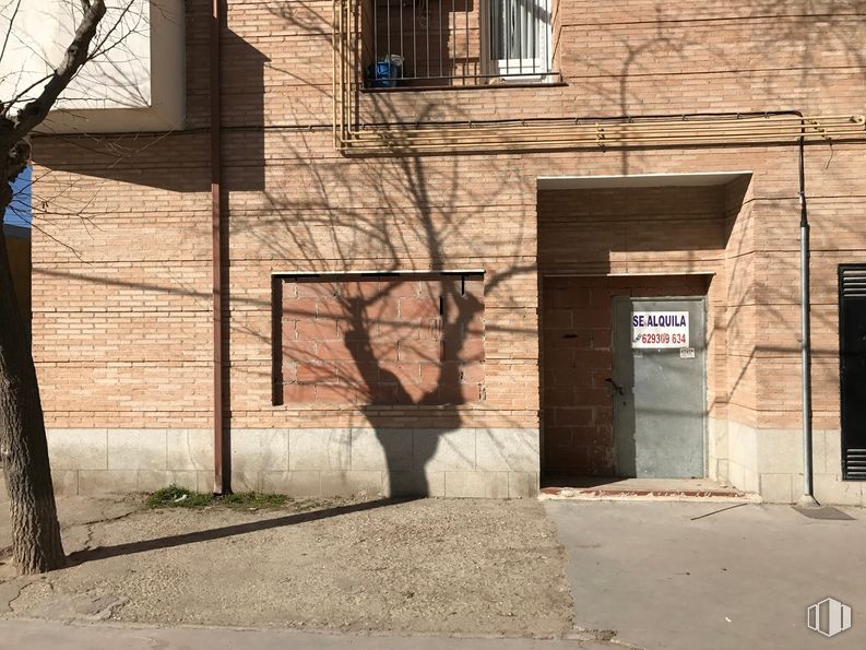 Retail for sale & for rent at Calle Cardenal Reig, 9, Ocaña, Toledo, 45300 with door, building, window, road surface, wood, brick, asphalt, sidewalk, road and shade around