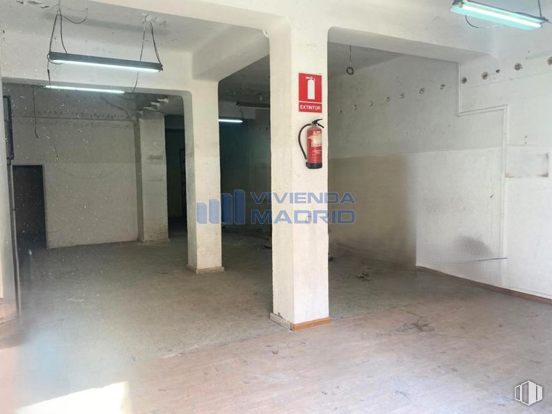 Retail for rent at Calle Condes de Barcelona, 12, Carabanchel, Madrid, 28019 with light fixture, lighting, floor, flooring, building material and transparency around