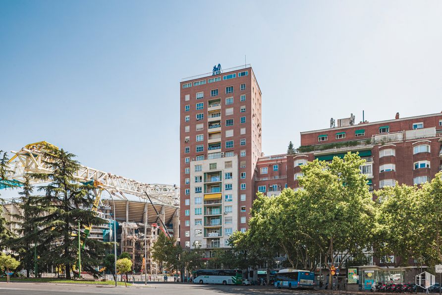 Oficina en alquiler en Edificio Lima, Paseo Castellana, 140, Chamartín, Madrid, 28046 con edificio, cielo, día, planta, ventana, bloque de torre, árbol, condominio, diseño urbano y paisaje urbano alrededor