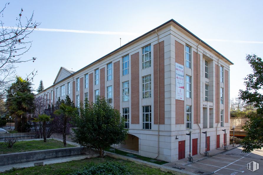 Oficina en alquiler en Calle Somera, 7-9, Moncloa - Aravaca, Madrid, 28023 con planta, edificio, ventana, cielo, propiedad, diseño urbano, ladrillo, condominio, vecindario y árbol alrededor