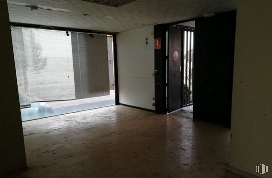 Nave en venta en Avenida Castilla La Mancha, 18, Alcolea de Tajo, Toledo, 45571 con puerta, accesorio, edificio, madera, suelo, piso, pasillo, casa, vidrio y madera alrededor