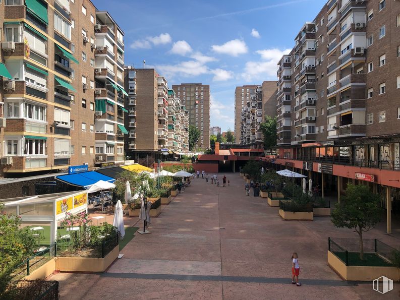 Local en alquiler y venta en Zona Moratalaz, Moratalaz, Madrid, 28030 con edificio, planta, nube, ventana, cielo, diseño urbano, superficie de la carretera, bloque de torres, condominio y casa alrededor