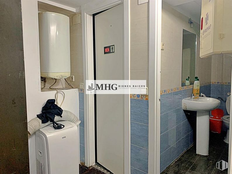 Local en venta en Zona Cuatro Caminos, Tetuán, Madrid, 28020 con fregadero, espejo, propiedad, grifo, accesorios de fontanería, accesorio, cuarto de baño, interiorismo, suelo y pared alrededor