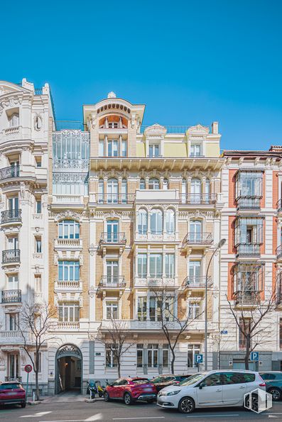 Oficina en alquiler en Casa del Marqués de Morella, Calle Montalbán, 7, Retiro, Madrid, 28014 con coche, edificio, rueda, neumático, cielo, ventana, vehículo, azul, diseño urbano y barrio alrededor