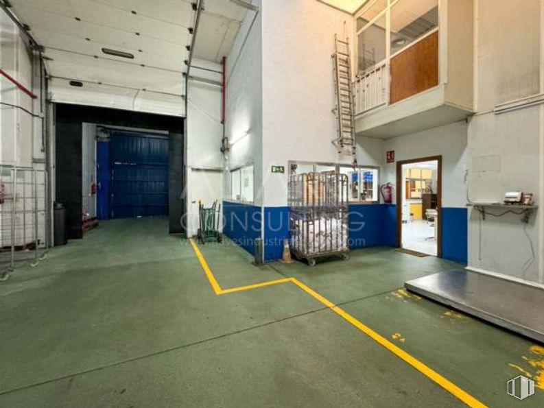 Nave en alquiler y venta en Polígono industrial Urtinsa, Leganés, Madrid, 28917 con puerta, asfalto, suelo, suelos, edificio, gas, aparcamiento, hall, accesorio y techo alrededor