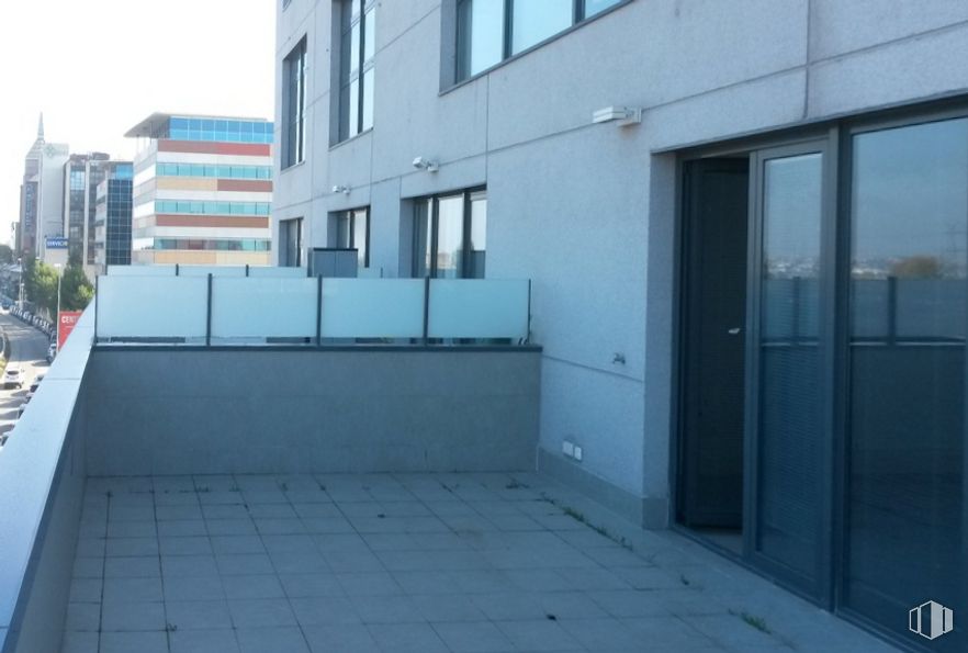 Oficina en alquiler y venta en Edificio Espacios Baluarte, Carretera Fuencarral a Alcobendas, 14, Fuencarral - El Pardo, Madrid, 28049 con edificio, ventana, puerta, propiedad, diseño urbano, fachada, superficie de la carretera, material compuesto, vidrio y cielo alrededor