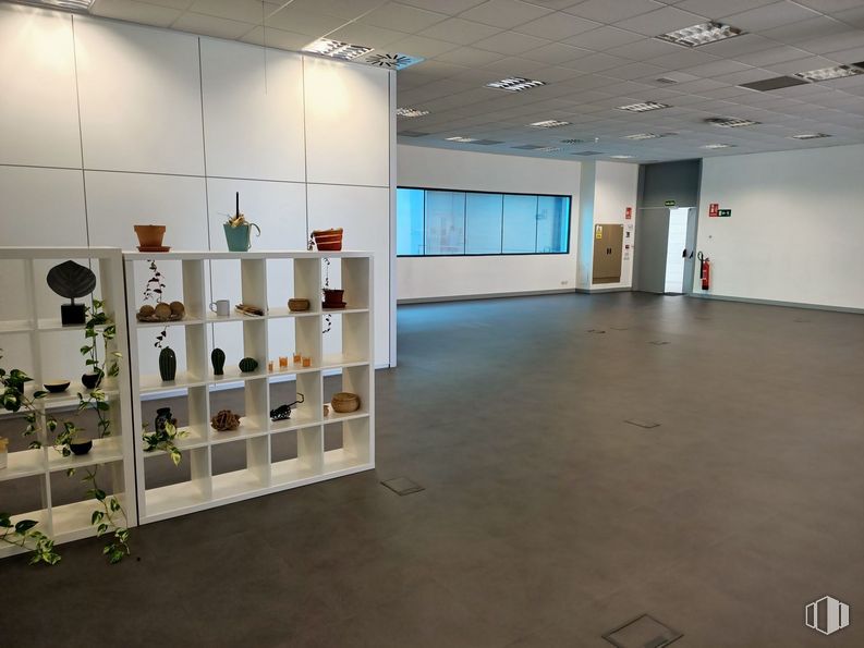 Oficina en alquiler en Avenida Industria, Alcobendas, Madrid, 28108 con mueble, edificio, suelos, hall, arte, techo, evento, gafas, habitación y artes visuales alrededor