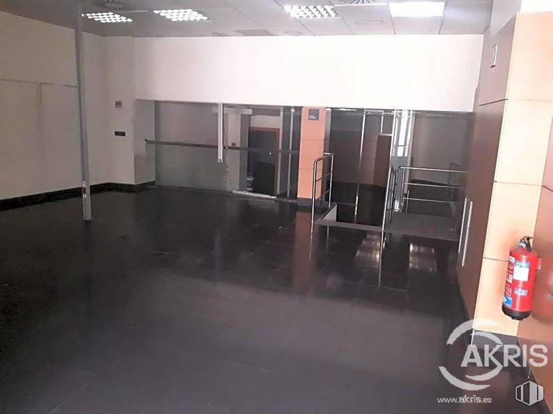 Local en venta en Avenida Fuenlabrada, Leganés, Madrid, 28912 con productos envasados embotellados y en frasco, suelos, suelo, accesorio, edificio, evento, vidrio, techo, transparencia y logotipo alrededor