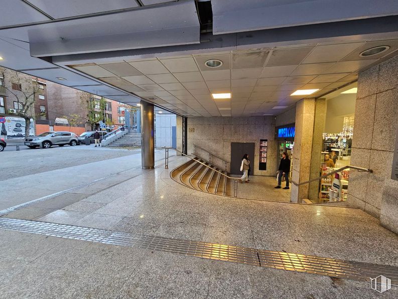 Local en venta en Avenida Plaza Toros, Carabanchel, Madrid, 28025 con rueda, superficie de la carretera, sombra, asfalto, tintes y matices, ciudad, suelos, acera, carretera y diseño urbano alrededor