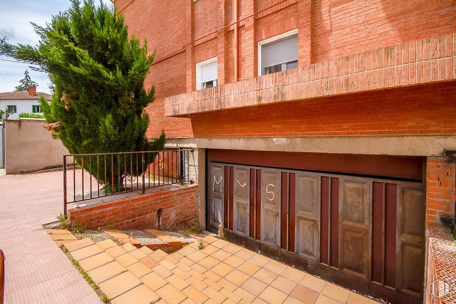 Local en alquiler y venta en Calle Santa Bárbara, Torrelaguna, Madrid, 28180 con ebanistería, ventana, edificio, planta, madera, superficie de la carretera, albañilería, árbol, ladrillo y barrio alrededor