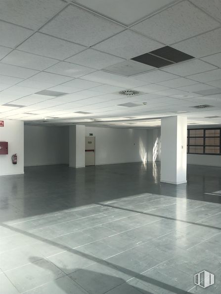 Office for rent at Avenida San Máximo, 11, Usera, Madrid, 28041 with hall, interior design, building, floor, flooring, ceiling, glass, space, fixture and composite material around