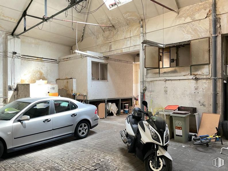 Industrial for rent at Calle Sierra de Los Filabres, Puente de Vallecas, Madrid, 28038 with tire, car, motorcycle, wheel, vehicle, motor vehicle, automotive lighting, automotive design, automotive tire and building around