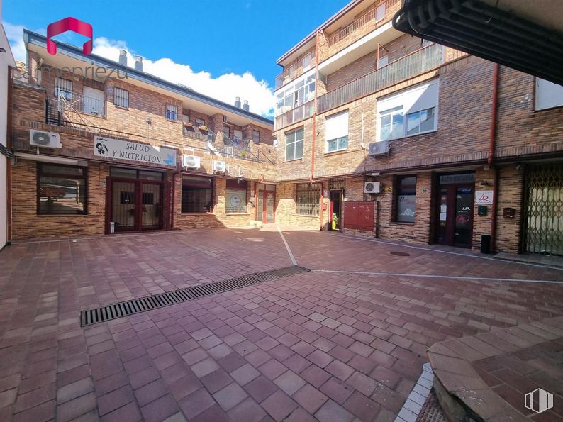 Local en venta en Calle San Juan de Valdemorillo, Valdemorillo, Madrid, 28210 con edificio, ventana, cielo, propiedad, nube, superficie de la carretera, suelos, barrio, maceta y ciudad alrededor