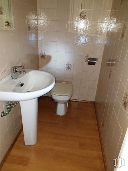 Retail for sale & for rent at Zona Centro, Talavera de la Reina, Toledo, 45600 with sink, toilet, lighting, plumbing fixture, property, white, tap, bathroom, fixture and purple around