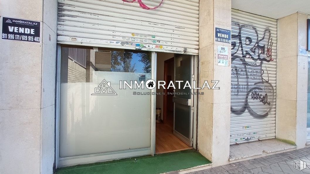 Local en venta en Avenida de Moratalaz, Moratalaz, Madrid, 28030 con edificio, accesorio, puerta, madera, material compuesto, fuente, fachada, casa, material de construcción y vidrio alrededor