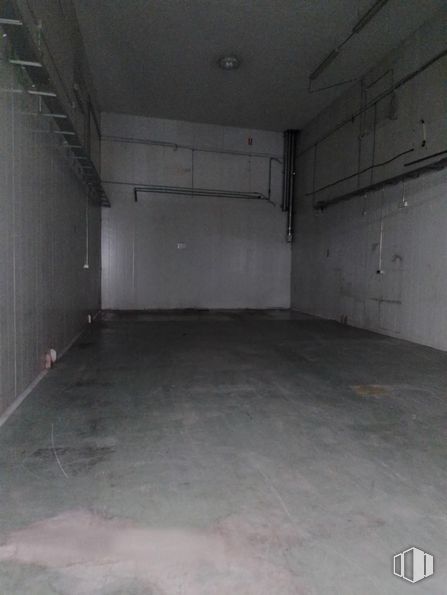 Industrial for rent at Calle Luis I, Villa de Vallecas, Madrid, 28031 with building, flooring, floor, house, hall, composite material, ceiling, concrete, symmetry and asphalt around