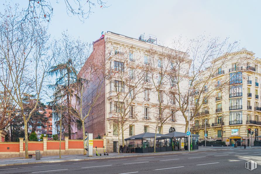 Oficina en alquiler en Calle Serrano, 120, Salamanca, Madrid, 28006 con edificio, cielo, propiedad, ventana, diseño urbano, árbol, zona residencial, barrio, superficie de la carretera y mañana alrededor