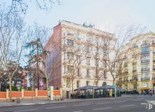 Office for rent at Calle Serrano, 120, Salamanca, Madrid, 28006 with building, sky, property, window, urban design, tree, residential area, neighbourhood, road surface and morning around