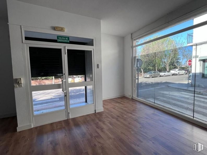 Local en venta en Calle Eras, 42, Brunete, Madrid, 28690 con ventana, madera, accesorio, sombra, suelos, suelo, puerta, exterior del automóvil, edificio y tinte para madera alrededor