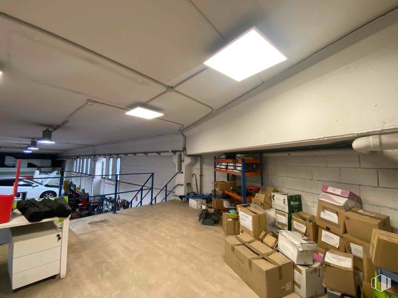 Industrial for sale at Zona empresarial, Alcobendas, Madrid, 28100 with light fixture, lighting, box, ceiling, flooring, floor, fluorescent lamp, hall, basement and shelving around