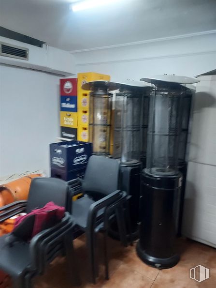 Local en venta en Calle Virgen del Portillo, Ciudad Lineal, Madrid, 28027 con silla, accesorio, edificio, gas, cilindro, suelos, máquina, refresco, maletas y bolsas y mochila alrededor