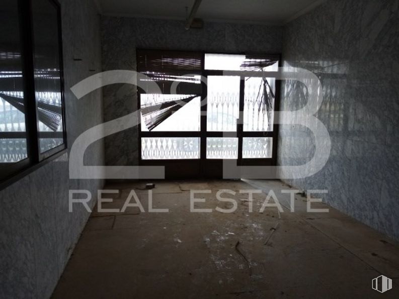 Industrial for sale at Casco urbano, La Puebla de Almoradiel, Toledo, 45840 with window, grey, floor, flooring, fixture, ceiling, font, tints and shades, wood and space around