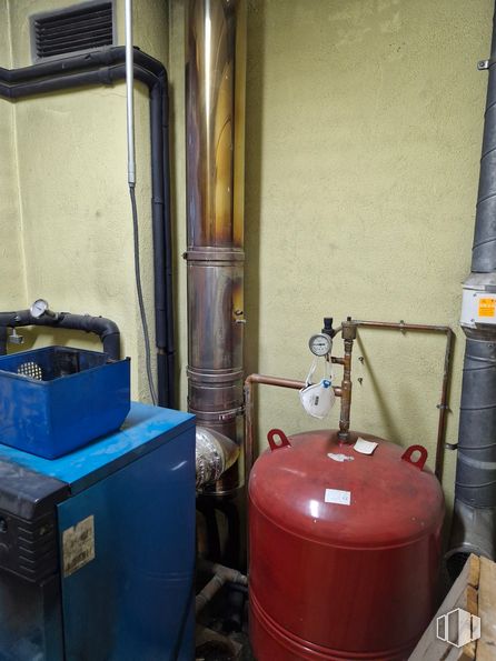 Nave en alquiler en Calle Adaptación, Getafe, Madrid, 28906 con gas, caldera, máquina, cilindro, barril, azul eléctrico, cervecería, tanque de almacenamiento, habitación y material de oficina alrededor