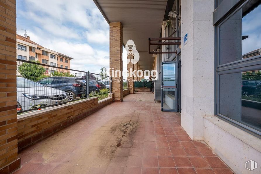 Retail for sale at Zona Carrefour Ávila, Ávila, 28005 with window, car, building, cloud, sky, road surface, urban design, vehicle, wood and residential area around