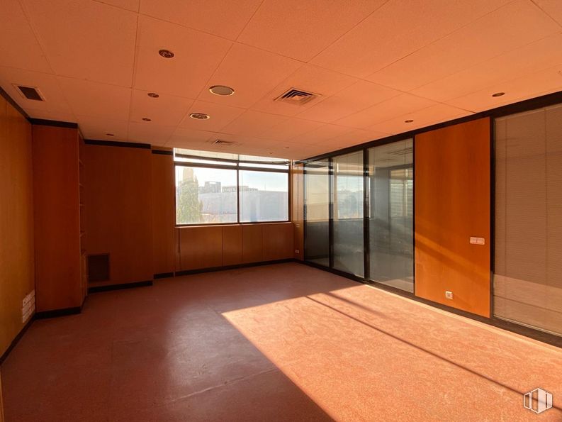 Oficina en alquiler en Calle Fuerteventura, San Sebastián de los Reyes, Madrid, 28703 con ventana, pasillo, edificio, madera, sombra, suelo, accesorio, piso, puerta y madera alrededor