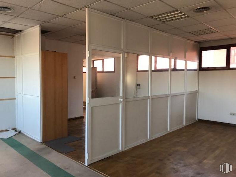 Office for sale at Zona Puente Alcocer, Villaverde, Madrid, 28041 with window, wardrobe, fixture, hall, wood, house, flooring, floor, shade and automotive exterior around