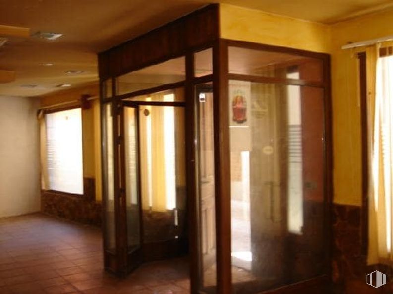 Retail for sale at Plaza Cuatro Caños, Pastrana, Guadalajara, 19100 with fixture, wood, door, floor, flooring, wood stain, hardwood, tints and shades, hall and ceiling around