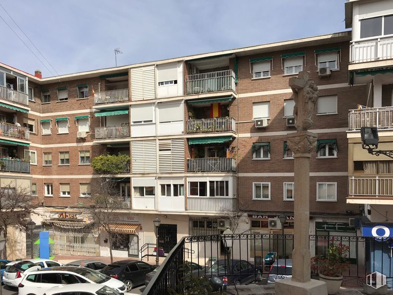 Local en alquiler y venta en Plaza San Juan, 1, Pozuelo de Alarcón, Madrid, 28224 con coche, edificio, cielo, ventana, vehículo, nube, rueda, neumático, diseño urbano y condominio alrededor