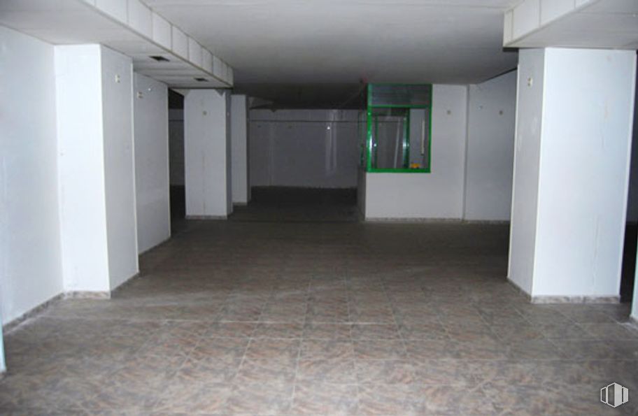 Retail for sale at Calle de los Plátanos, 2, Arévalo, Ávila, 05200 with fixture, floor, hall, flooring, composite material, ceiling, concrete, event, tile flooring and building material around