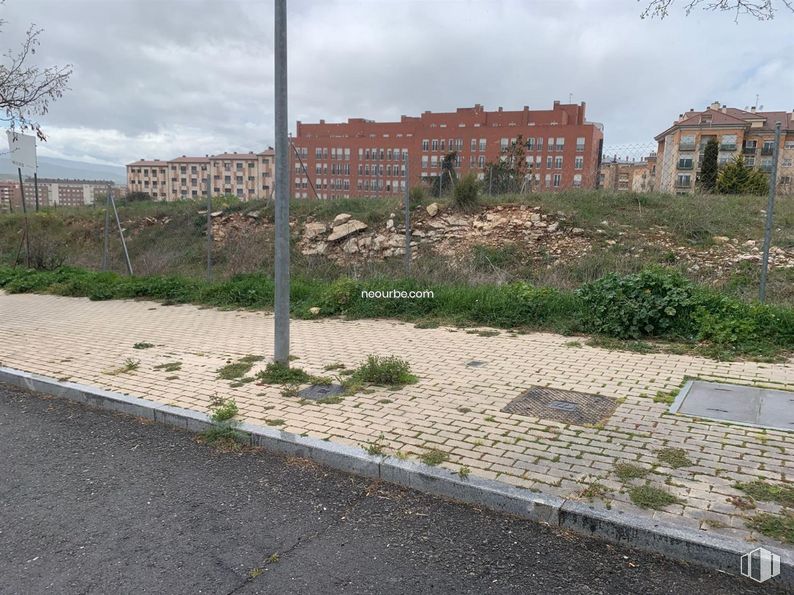 Land for sale at Calle Los Castillejos, Ávila, 05003 with building, sky, plant, cloud, property, window, land lot, urban design, neighbourhood and grass around