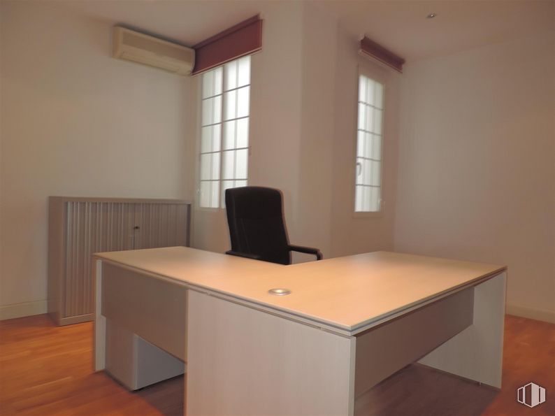 Oficina en alquiler en Calle García de Paredes, Chamberí, Madrid, 28010 con escritorio, silla, ebanistería, mesa, mueble, ventana, madera, escritorio del ordenador, silla de oficina y accesorio alrededor