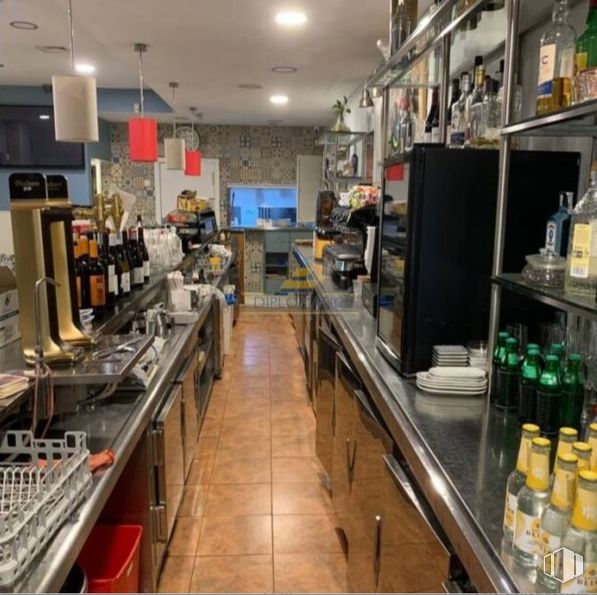 Retail for rent at Calle Príncipe de Vergara, Chamartín, Madrid, 28002 with bottle, shelf, retail, barware, building, flooring, trade, chair, room and machine around