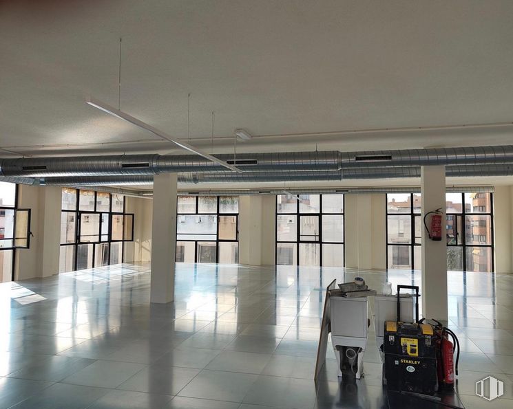 Oficina en alquiler en Pasaje Bisbal, 6, Salamanca, Madrid, 28028 con equipaje y bolsos, edificio, accesorio, suelos, hall, sombra, suelo, gas, vidrio y techo alrededor