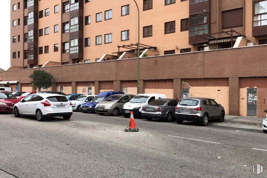 Retail for sale & for rent at Calle Maquinilla, 13, Puente de Vallecas, Madrid, 28031 with car, building, automotive parking light, land vehicle, wheel, window, vehicle, tire, automotive lighting and road surface around