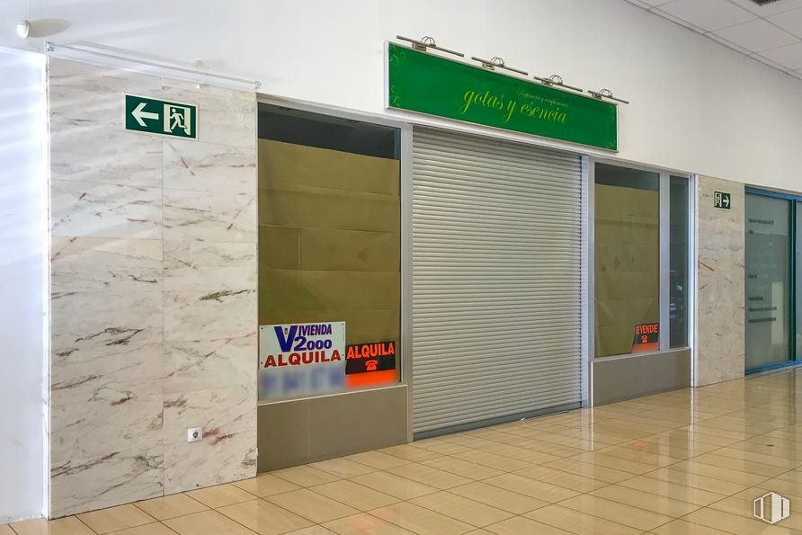 Retail for sale at Centro Comercial El Casito, Paseo Ermita, 51, Pedrezuela, Madrid, 28723 with window blind, building, fixture, interior design, floor, flooring, wall, glass, door and ceiling around